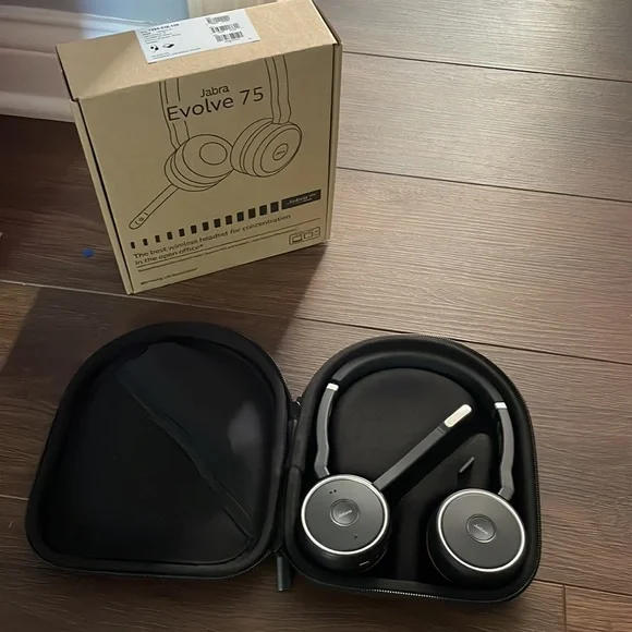 Unused BRAND NEW Jabra Evolve 15 Bluetooth Headphones with mic attatchment